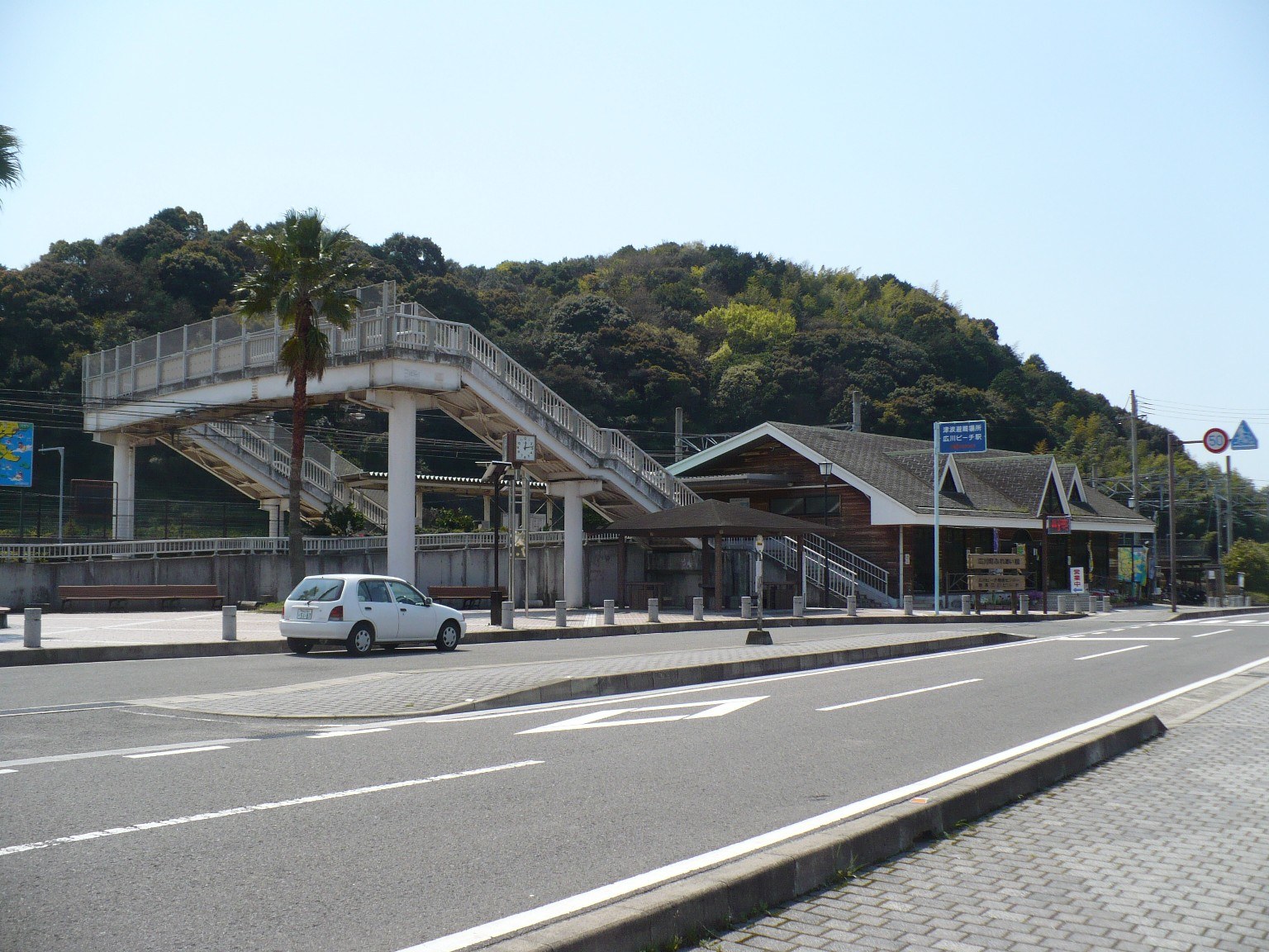 広川町の歴史的な広村堤防と町並み