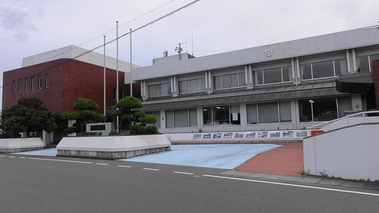 和歌山県西牟婁郡上富田町役場の外観