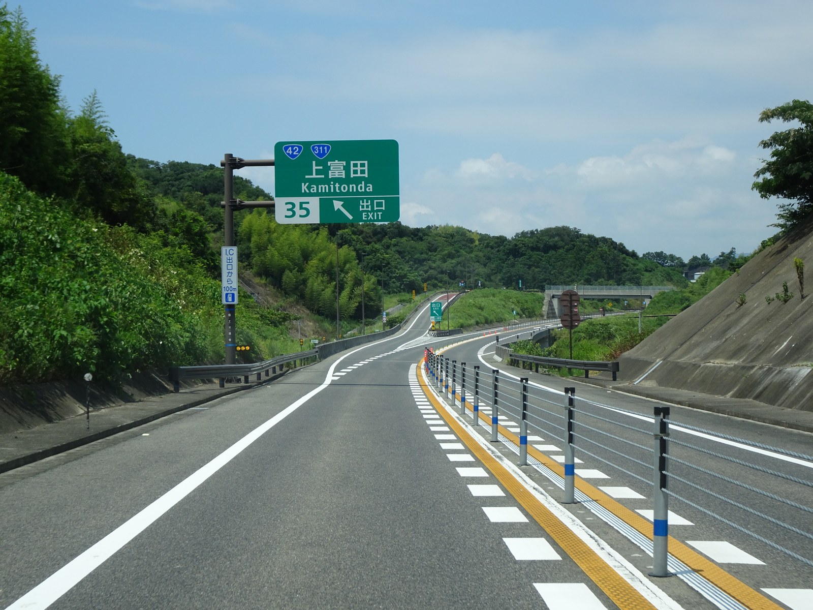 和歌山県上富田町を流れる富田川と周辺の住宅地
