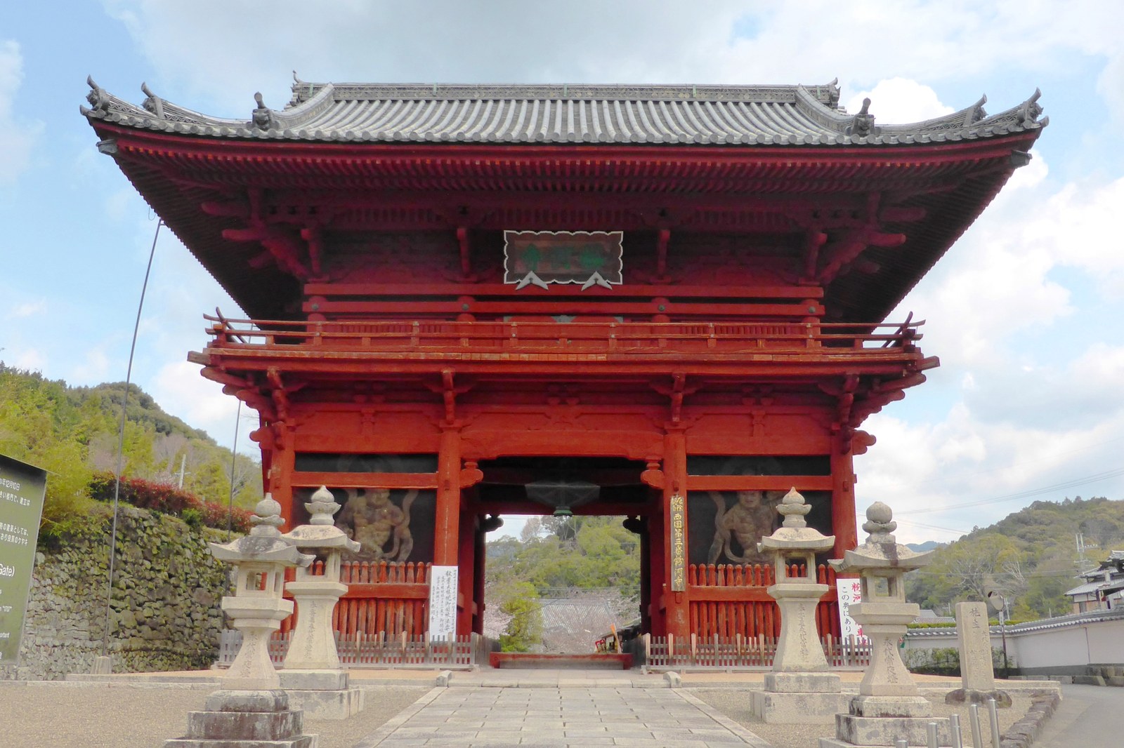 紀の川市の粉河寺の参道