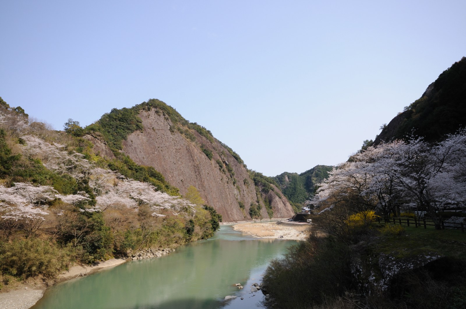 和歌山県古座川町の一枚岩と古座川の清流