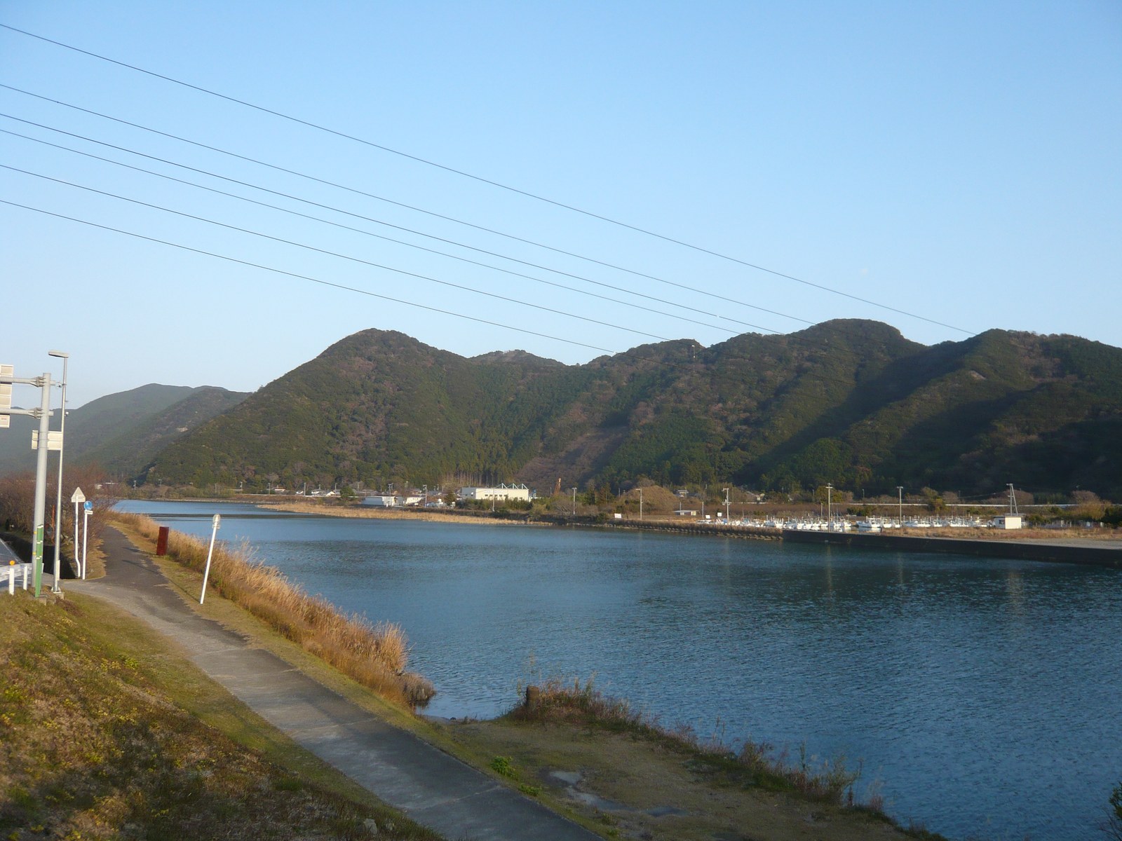 和歌山県白浜町を流れる日置川の川面と山並み